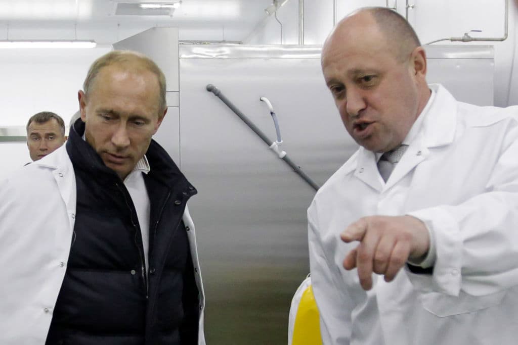 El empresario Yevgeny Prigozhin, conocido como "el chef de Putin", junto al líder ruso Vladimir Putin en su fábrica de almuerzos escolares en las afueras de San Petersburgo.