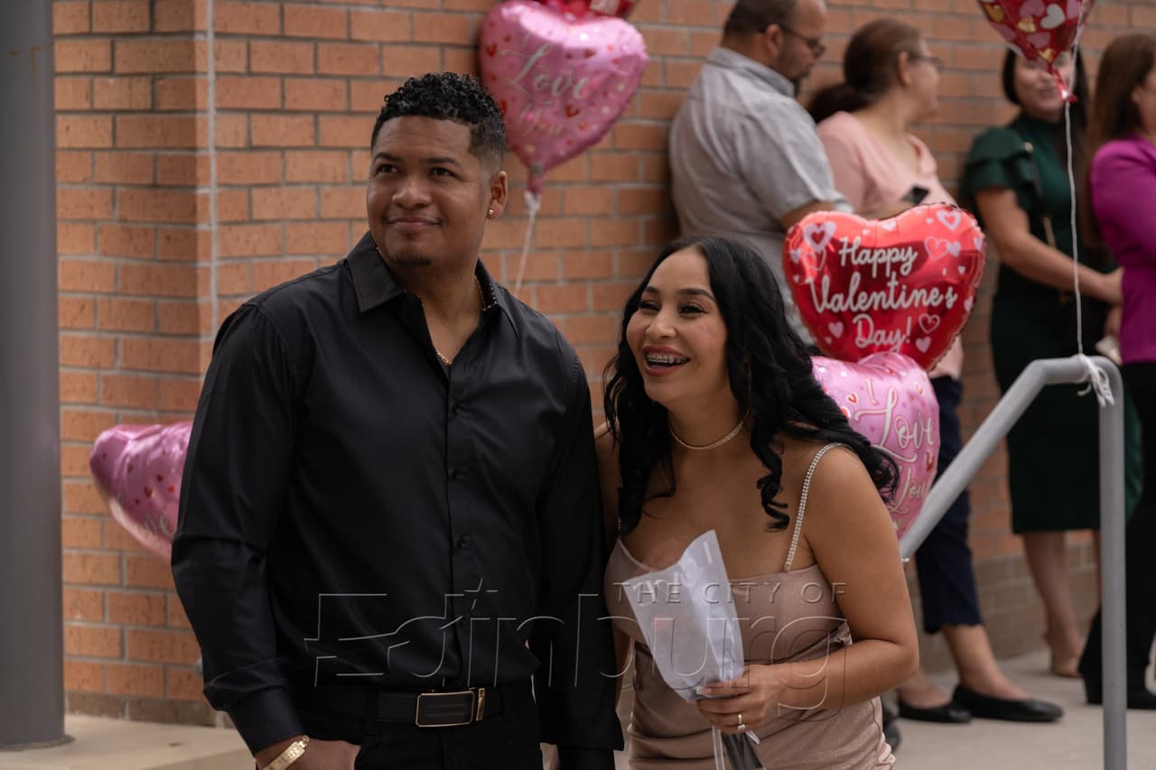 “Esto comenzó cuando apenas entré en el cargo. Una pareja fue a mi oficina, se querían casar, ya tenían hijos, y les dije el precio y dijeron que no podían pagarlo. Y ya que ya vivían juntos y ya tenían una familia, les dije ‘vamos a hacer esto por las razones correctas’”, dijo el juez Espinoza.