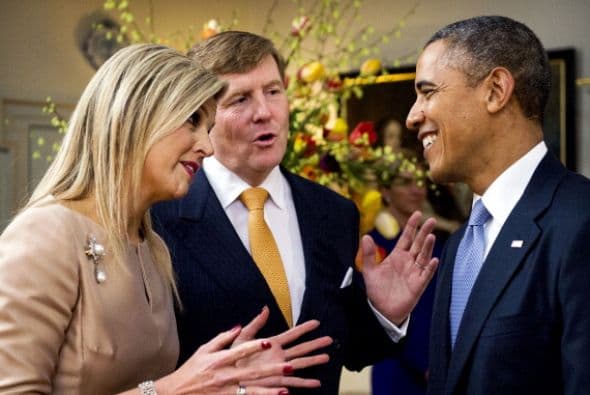 El rey de Holanda y la reina Máxima saludan al presidente Barack Obama en el Palacio Real de Huis ten Bosch en marzo de 2014.