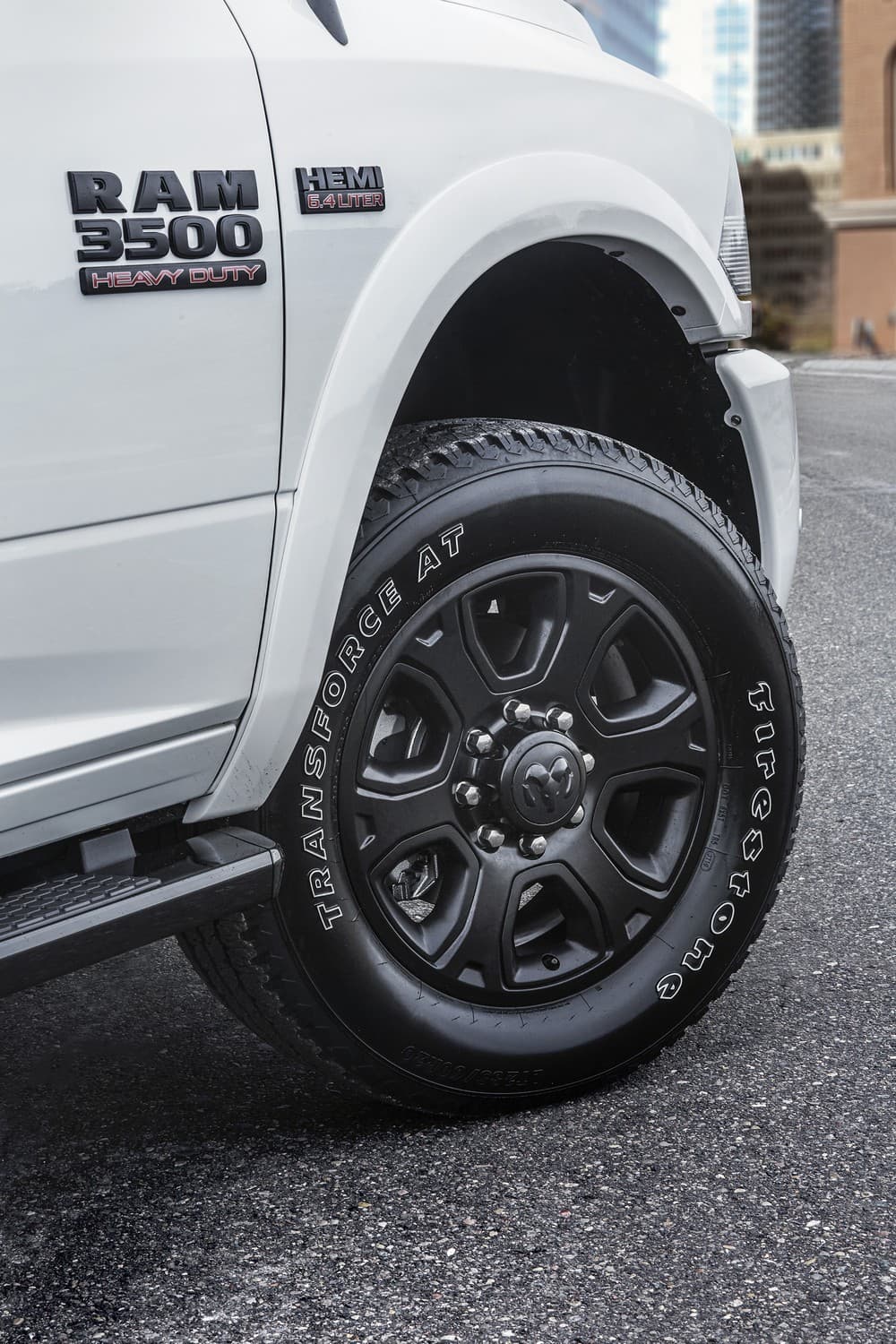 Los rines de la Ram 3500 HD Night también toman color oscuro, como aquí se los puede apreciar en un intenso negro.
