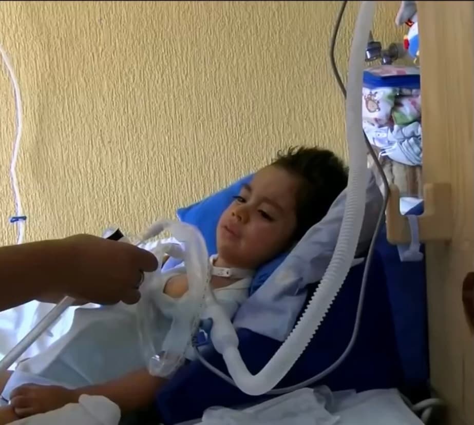 “No podemos perder más tiempo. El niño va contrarreloj y cada día que pasa se va debilitando más”, dice Juventino Zambrano, su padre, 
<b>quien se niega a dejarse de aferrar a los pocos hilos de esperanza que se van presentando. </b>
<br>