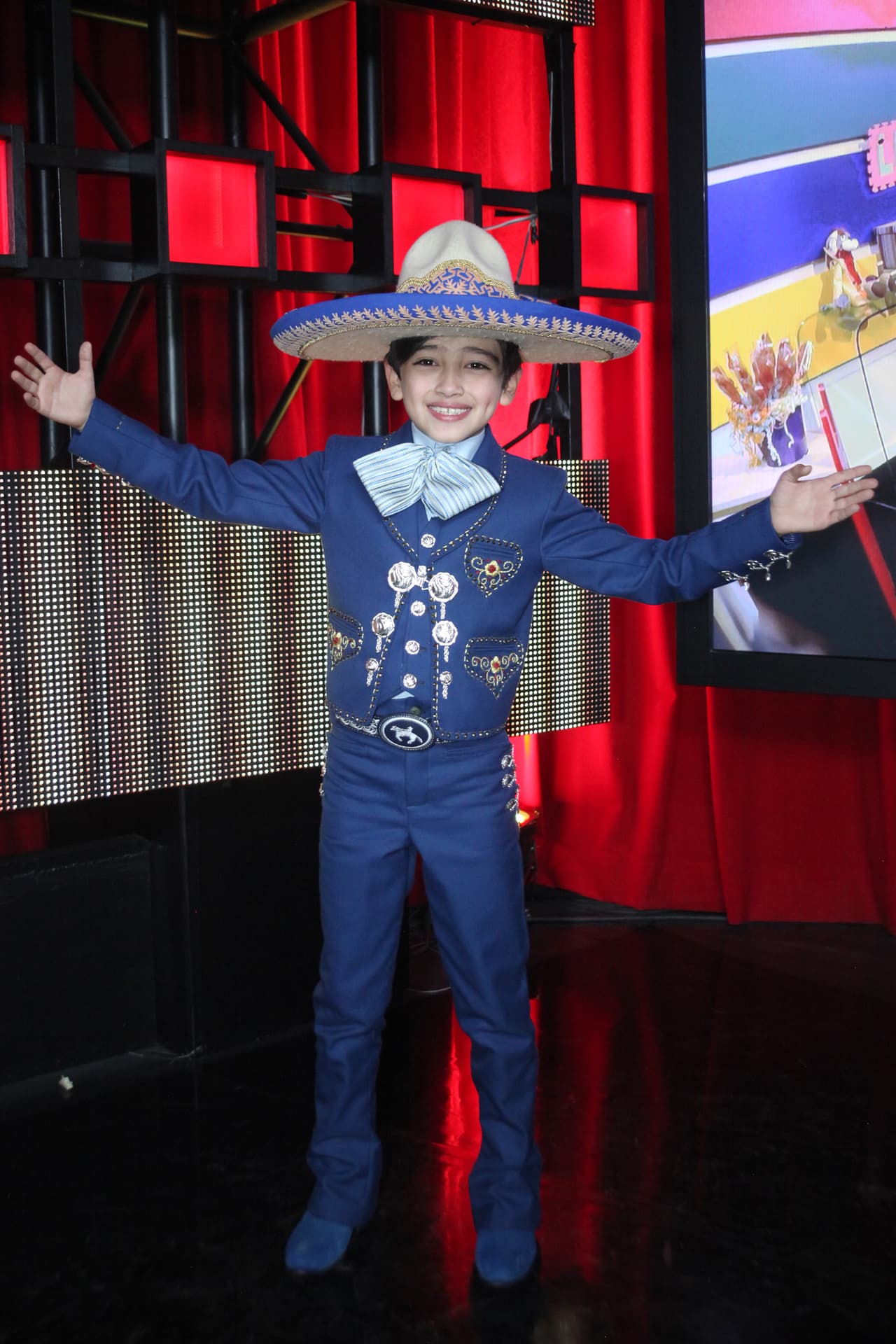 Antes de su concierto de este domingo (
<a href="https://www.univision.com/shows/pequenos-gigantes/la-version-mariachi-de-kenneth-el-guapo-de-los-ojitos-hermosos-video" target="_blank">en el que interpretó una canción en el género regional mexicano</a>) , Kenneth tuvo la oportunidad de salir de la casa de los Pequeños Gigantes...