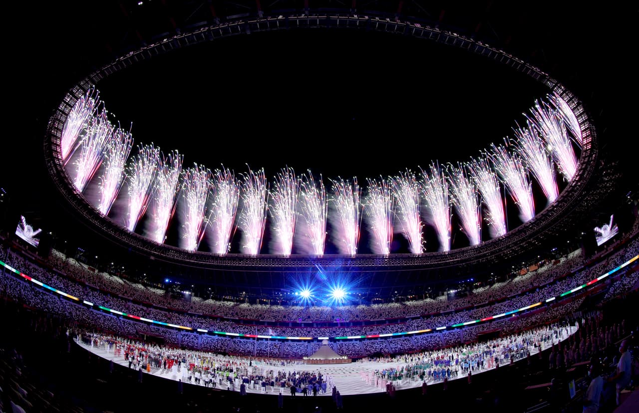 Imagine aparece y se vive un emotivo momento en la ceremonia de inaguración.