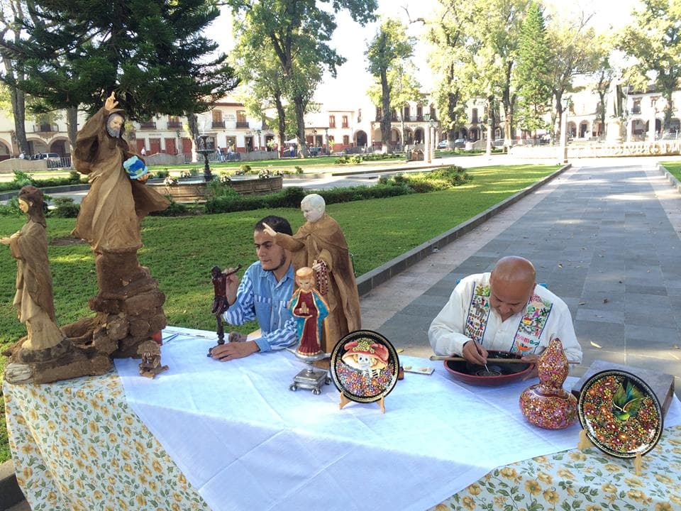 Los artistas nos muestran las maravillas de su artesanía.