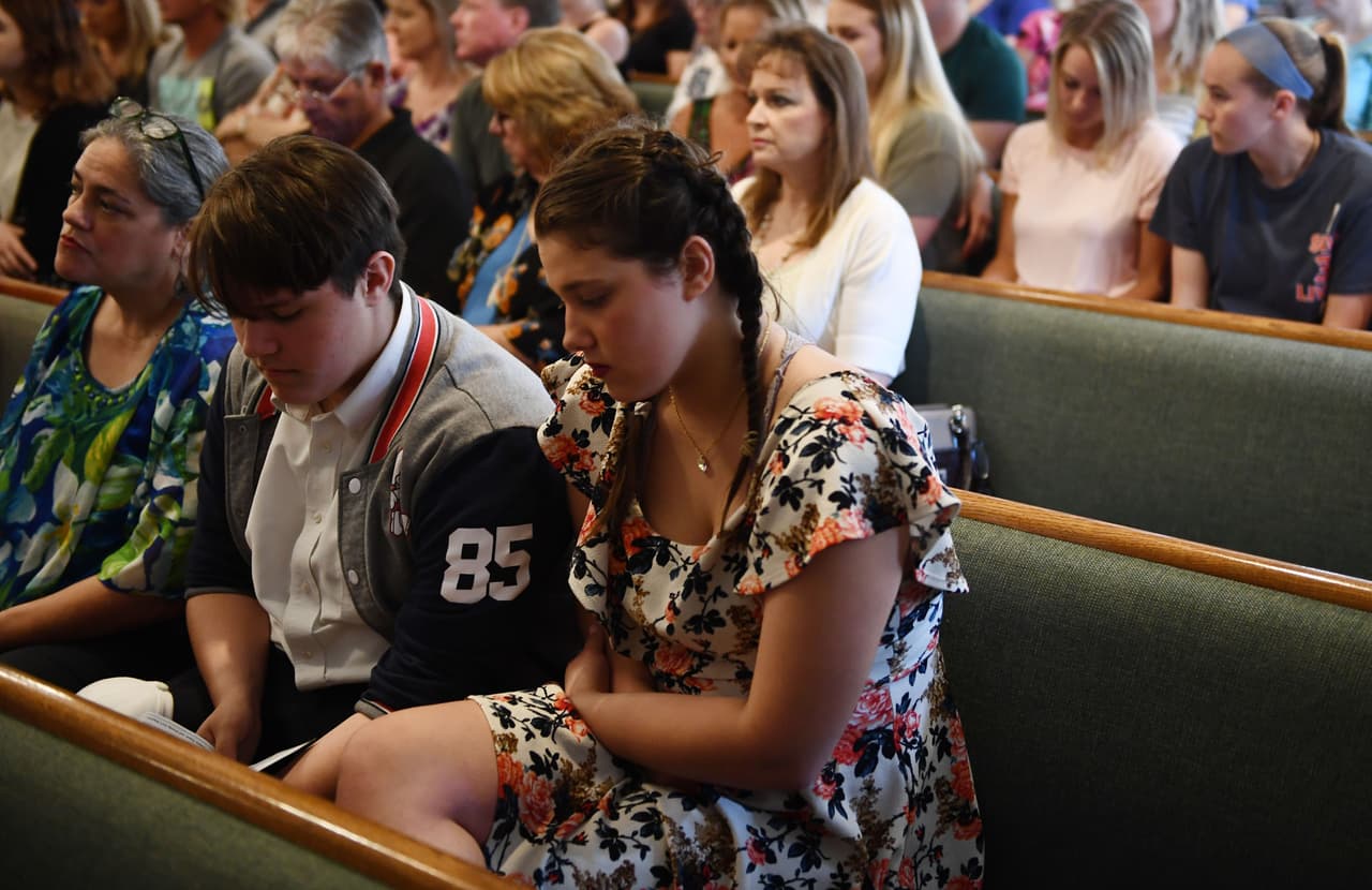 Jóvenes estudiantes de la secundaria Santa Fe también asistieron a esta misa en conmemoración de las víctimas del tiroteo.