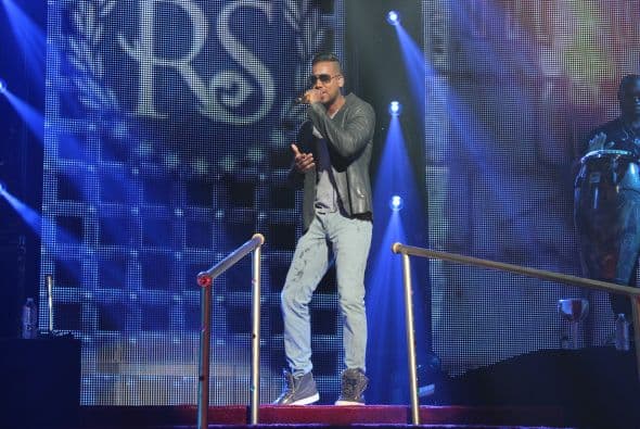 El Rey de la Bachata tuvo casa llena en el Toyota Center este miércoles, ve aquí las mejores imágenes de la noche.