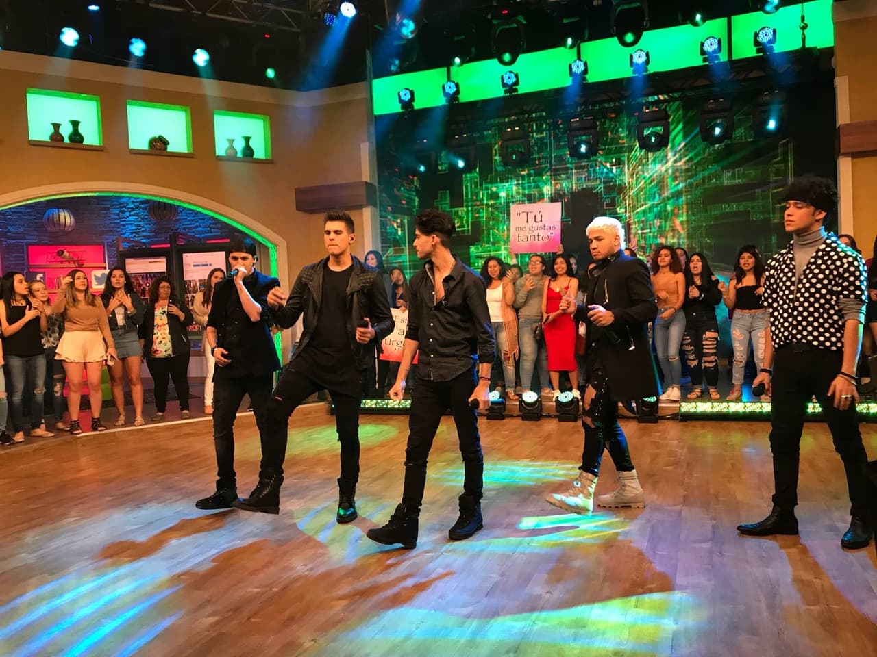 'Hey DJ' es el título de esta pegajosa canción, con la que todos comenzaron a bailar.