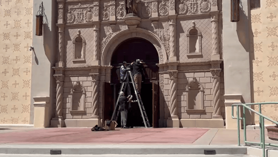 Dentro y fuera del templo se colocaron listones negros, una señal de luto ante la pérdida por fallecimiento.