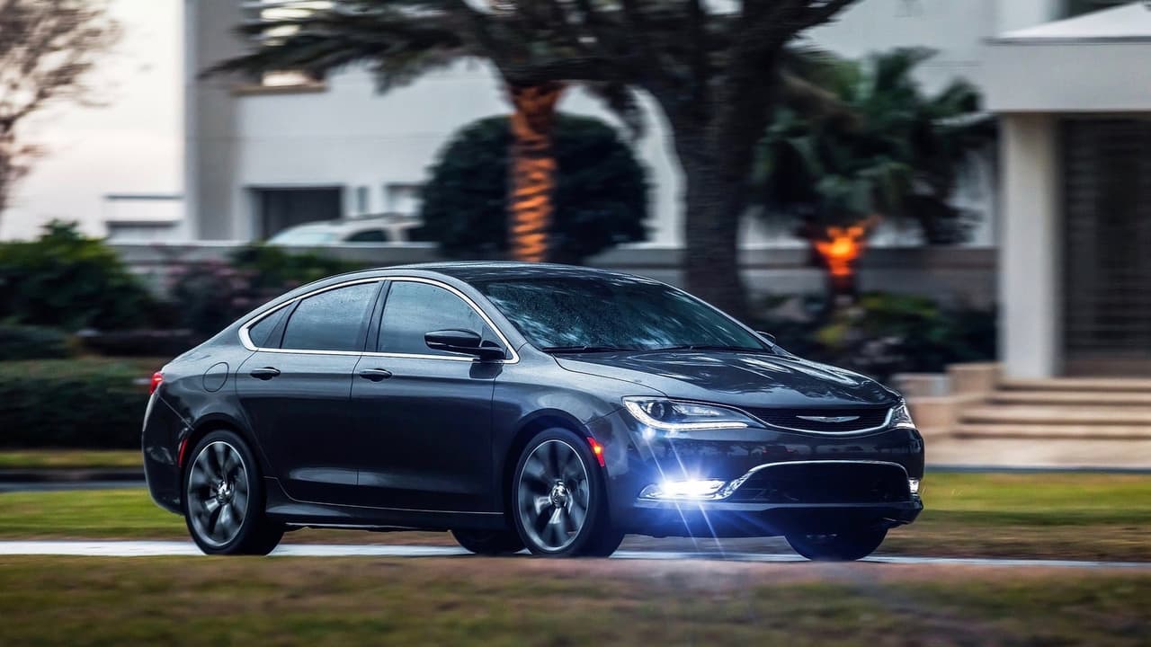 <h3 class="cms-h3-H3">6. Chrysler 200</h3>
<br>
<br>Ningún modelo puede sobrevivir después de que su fabricante le da la espalda y el pobre Chrysler 200 no fue la excepción. El 2016 Sergio Marchionne declaro al 200, presentado en 2015, como un fracaso, culpando al equipo de diseño por haber copiado las dimensiones del acceso al asiento trasero del Hyundai Sonata, el cual no gozaba de un acceso particularmente fácil. Las ventas colapsaron y el auto fue retirado del mercado sin reemplazo alguno, después de solo dos años de haber sido presentado. Pero el 200 no deja por eso de ser un auto atractivo con un manejo razonablemente decente, especialmente las versiones equipadas con motor V6, que puede ser útil para quien no use mucho el asiento trasero.
<br>
<br>Según iSeeCars.com con un precio promedio de 14,011 dólares para una unidad de 3 años de uso y un factor de depreciación de 48.4% el Chrysler 200 es la sexta mejor opción como carro de segunda mano con poco uso en el país.