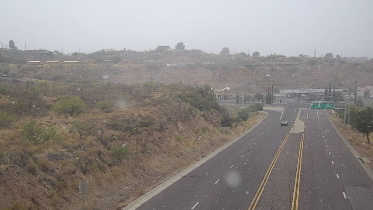 El Servicio Nacional de Meteorología captó el momento en que copos de nieve comenzaron a caer en la región de Globe debido al descenso de las temperaturas en el estado.
<br>