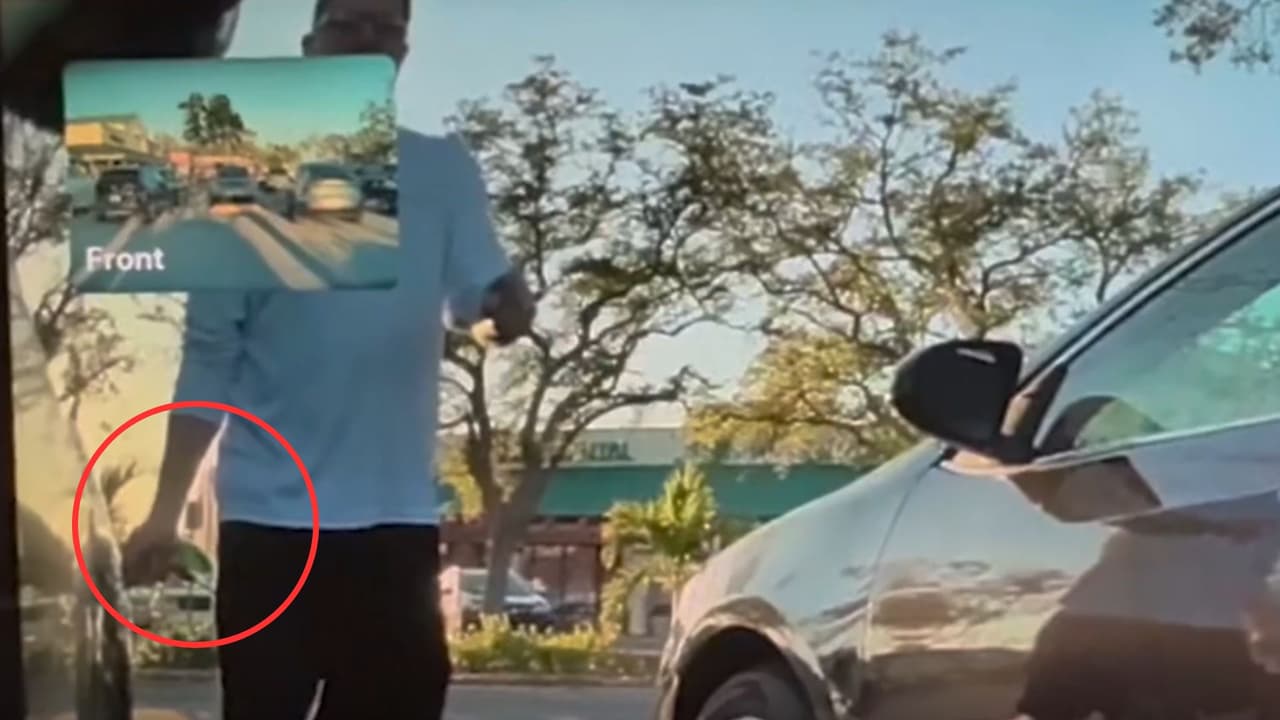 La policía de Bradenton, Florida, difundió el video de un hombre que causó daños a tres Teslas en un centro comercial.