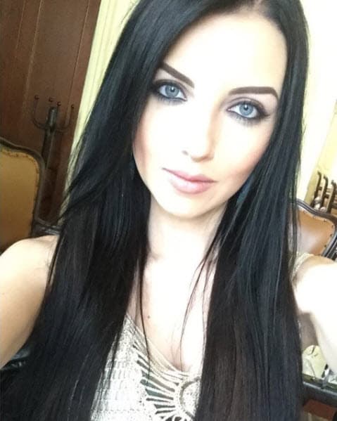 Sus ojos azules contrastan con su cabellera oscura, por eso le encantan al actor.