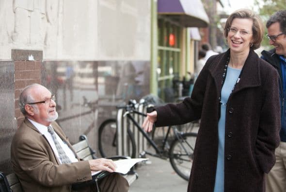 La candidata demócrata para obtener un escaño en el senado federal, Michelle Nunn, salió a recorrer algunas calles de Georgia, a tan sólo unas horas del cierre de centros de votación. Nunn se mostró muy animada saludando a toda la gente que se le acercaba, además sorprendió a los clientes de una conocida cafetería y para finalizar viajó en el servicio de tren MARTA.