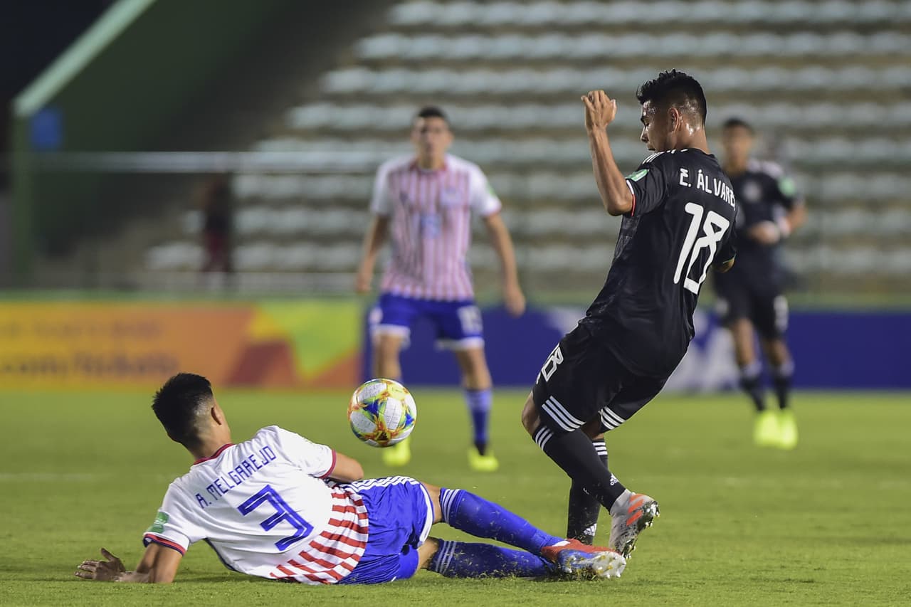 Efraín Álvarez ve su avance cortado por la barrida de Melgarejo.