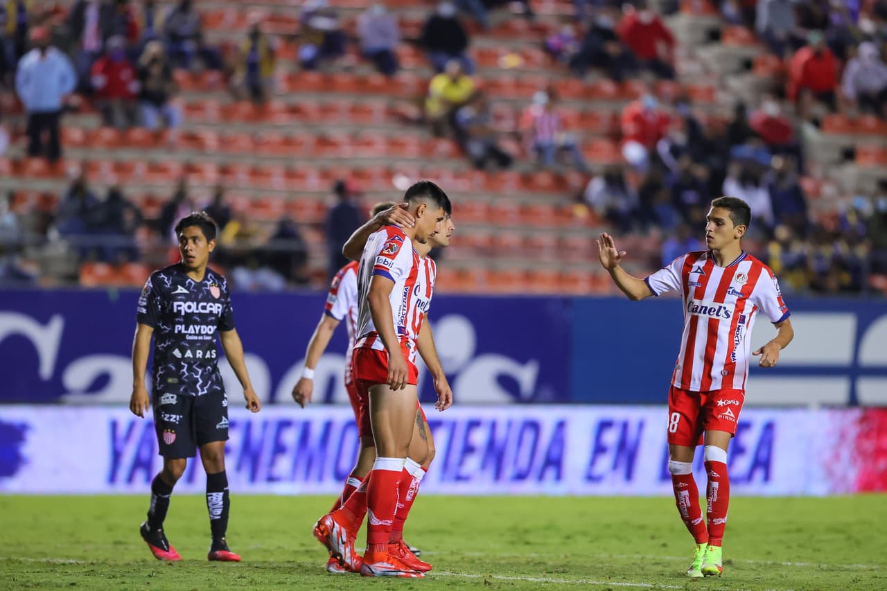 Unai Bilbao y Alex Zendejas logran batir la portería de Marcelo Barovero y le dan la victoria 0-2 a Necaxa.