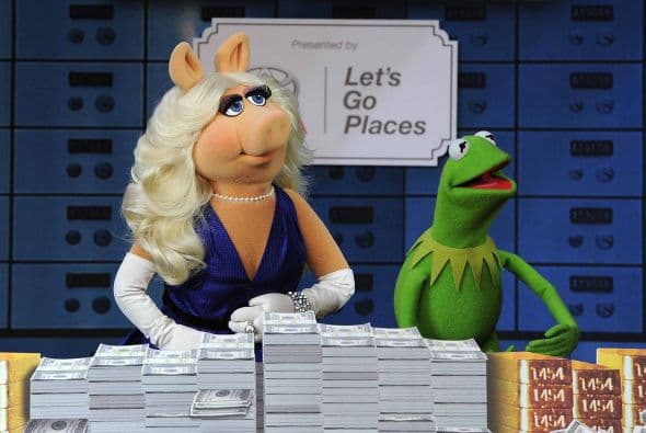 Los famosos títeres llegaron al Capital Theatre durante la premier de su más reciente película y sus fieles fanáticos se apoderaron del boulevard de las estrellas en Hollywood. Muppets Most Wanted es una comedia musical escrita por Bobin y Nicholas Stoller y continúa la saga de 2011 ‘The Muppets’. Esta vez, la rana Kermit y sus amigos se verán envueltos involuntariamente en un crimen internacional, mientras se encontraban de gira por Europa.