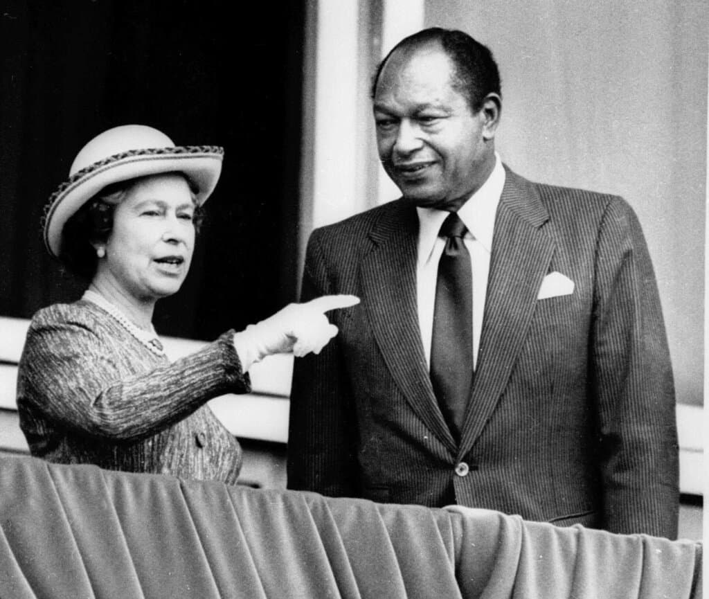 El viaje de la reina a California duró 10 días, de los cuales pasó dos en Los Ángeles. En la foto junto al alcalde de entonces, el demócrata Tom Bradley.