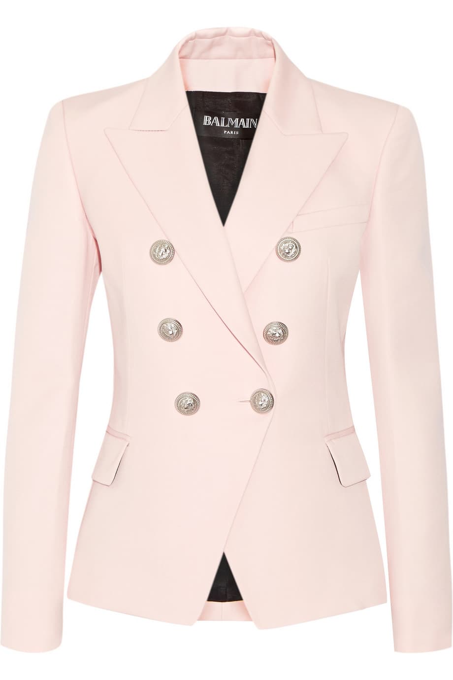 Y qué tal reemplazar el típico blazer azul de doble abotonadura por uno rosa que combine perfecto con unos pantalones formales en azul oscuro o negro. (Balmain)
<br>