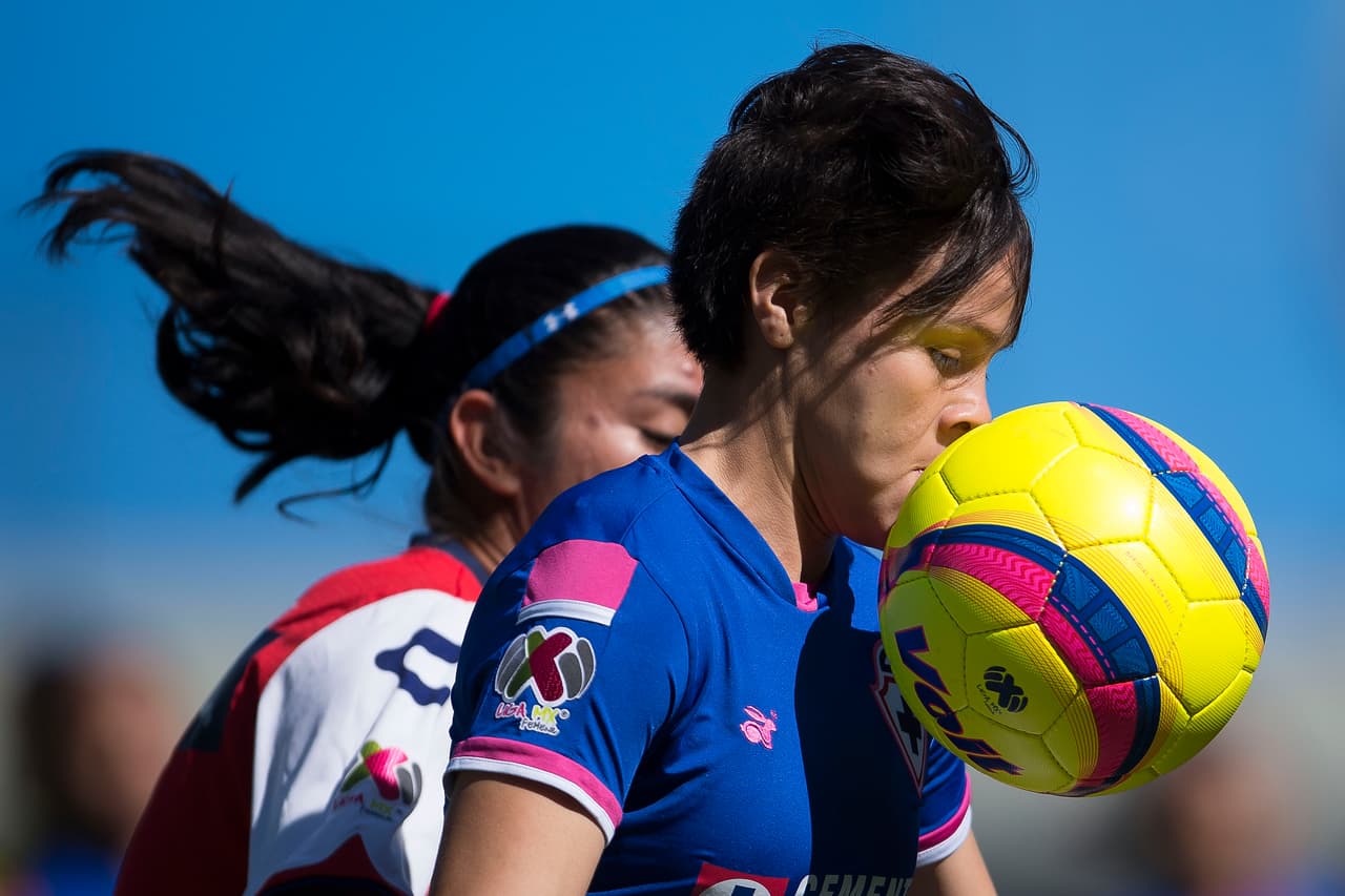 Cruz Azul 4-0 Veracruz. Cruz Azul está a un punto de la Liguilla, por detrás del Toluca y dos puntos más que el Morelia.