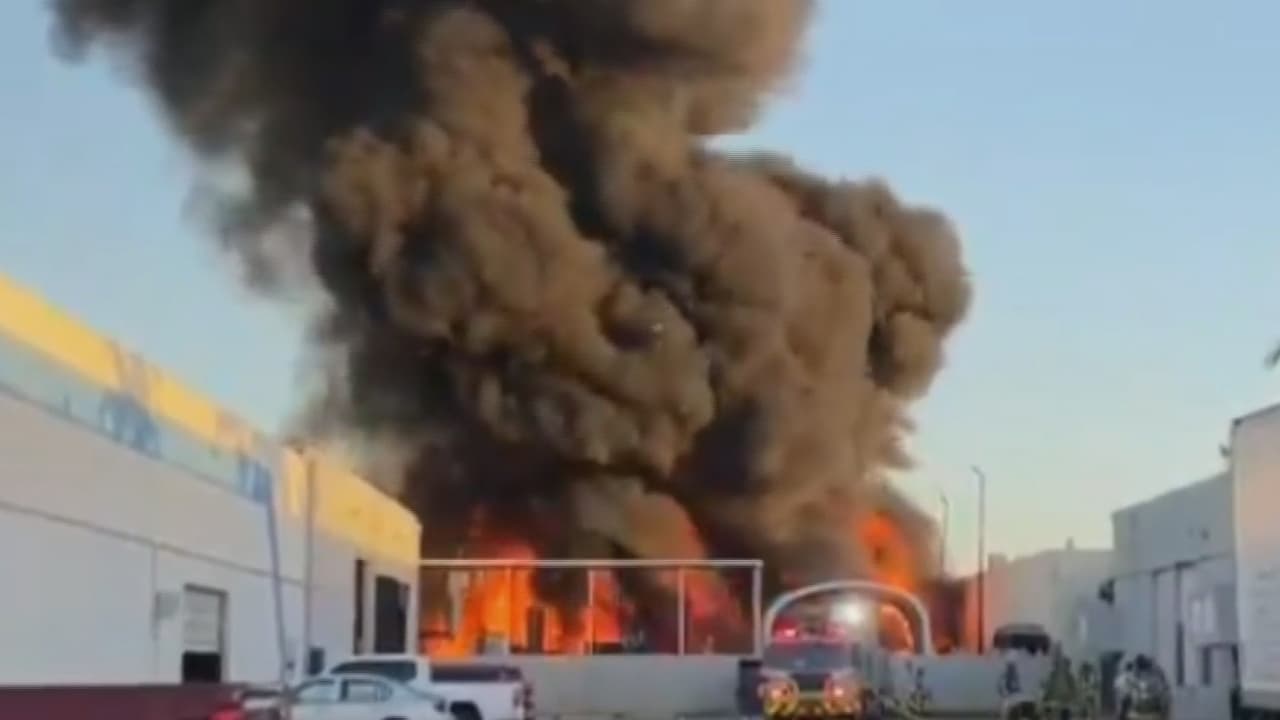 Bomberos investigan un incendio de gran magnitud en el noroeste del condado Miami-Dade