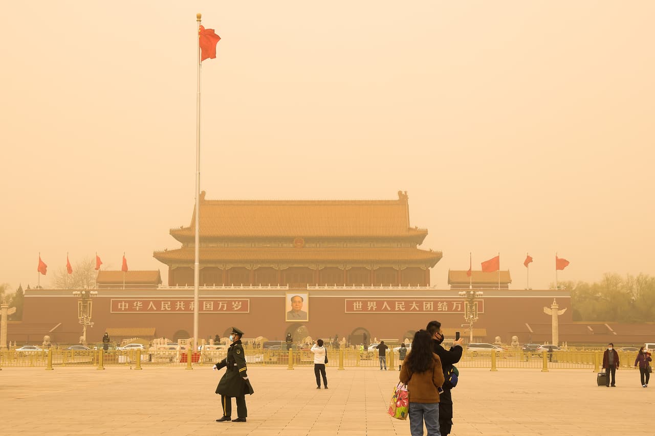 Mongolia Interior, que tiene una combinación de desierto y estepa con pastos, es especialmente propensa a los fenómeno climatológicos extremos por la explotación de recursos naturales. En la foto icónica plaza Tiananmen rodeada de arena, en el centro de Beijing.