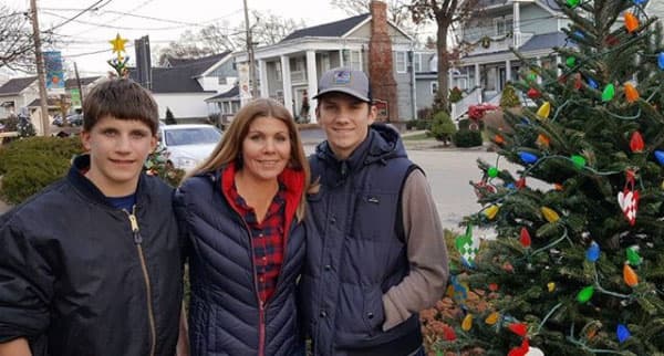 "Disfrutando una hermosa tarde en #diciembre con mis #adorados #hijos Brian y Kevin. #longgrove #lovebeingamom #biggestblesing #feelingthankful", escribió la actriz en su cuenta de Instagram.