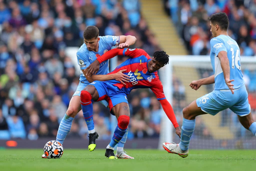 Arsenal soprendes al Leicester en su casa y les pegan 0-2, Burnley vence 3-1 al recien ascendido Brentford, Liverpool tropieza y empatan 2-2 en casa frente al Brighton, Manchester City también tropieza y caen 0-2 frente al Crystal Palace, Reece James comanda la victoria 0-3 del Chelsea sobre el Newcastle United y Watford cae por la mínima (0-1) frente al Southampton.