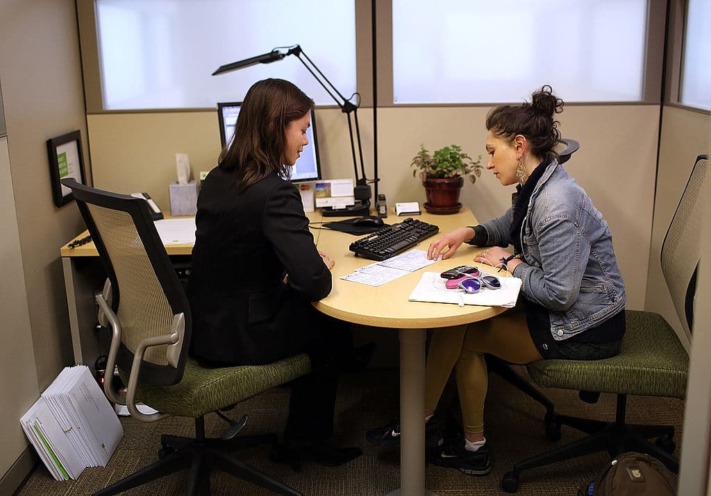 Valencia, quien tiene más de dos décadas de experiencia en el tema de impuestos en este país, asegura que para reclamar el crédito, 
<b>debe completar el Formulario 2441,</b> Gastos de cuidado de menores y dependientes, e incluirlo cuando presentes tu declaración federal de impuestos.