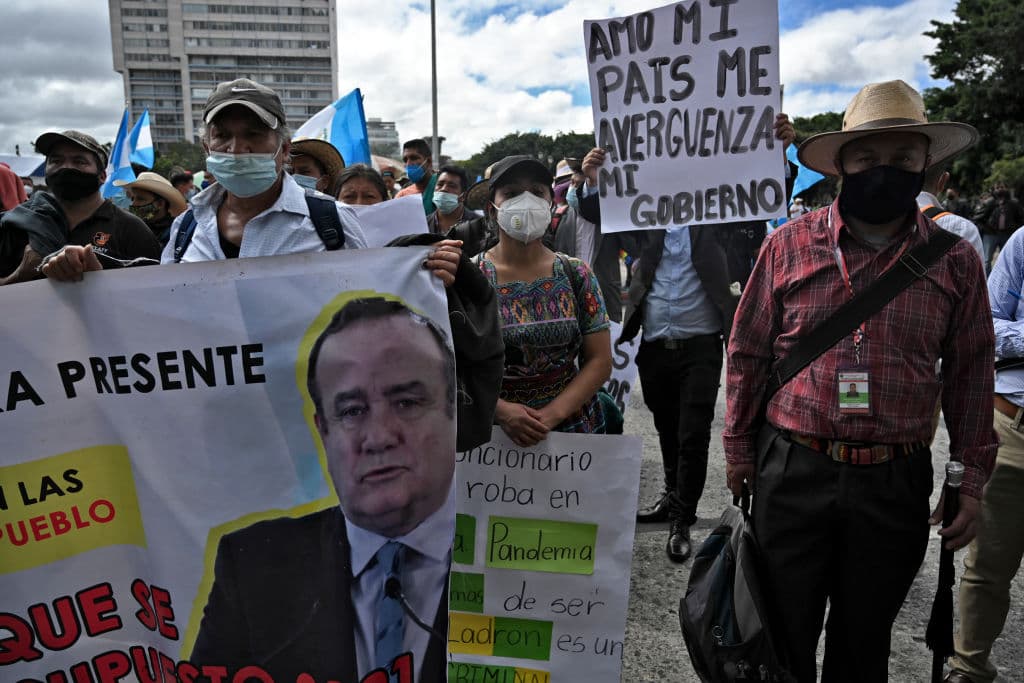 El 12 de agosto de 2019
<a href="https://www.univision.com/noticias/america-latina/giammattei-toma-las-riendas-de-guatemala-bajo-amenaza-de-las-pandillas">Alejandro Giammattei ganaba en Guatemala</a> unas elecciones marcadas por la ausencia de entusiasmo. Tres años después, la sociedad guatemalteca padece los mismos males crónicos (pobreza, desigualdad, violencia) pero
<b>está más harta y lo muestra</b>: centenares de personas salen a las calles cada cierto tiempo y desde el primer año de mandato, como en la imagen, para pedir dimisiones que nunca llegan. Los bloqueos de carreteras como protesta son algo recurrente en todo el país.