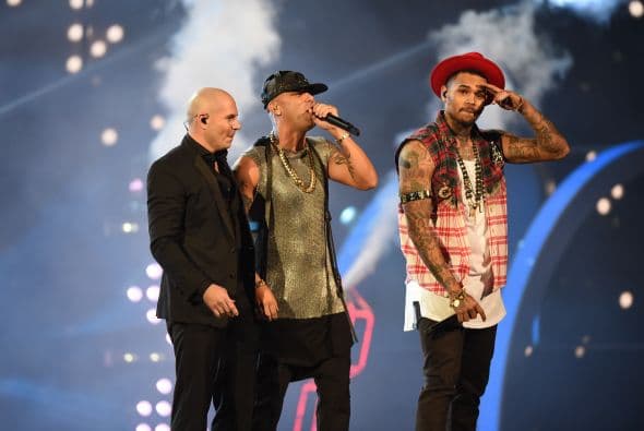 Un explosivo trío formaron Wisin, Pitbull y Chris Brown al cantar 'Control'.