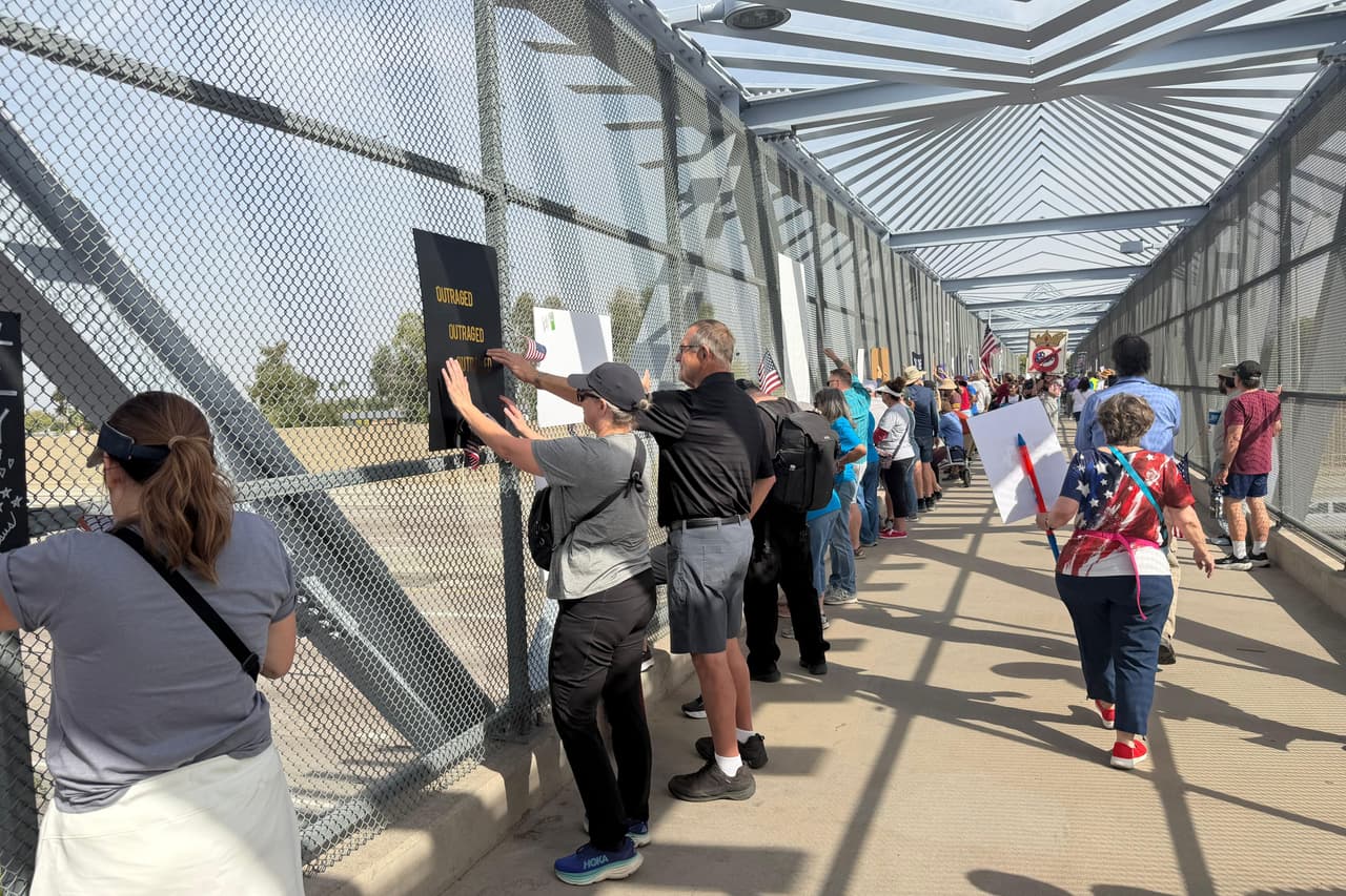 Escena de la protesta “No Kings” en Arizona, con manifestantes que forman parte de una movilización nacional que busca visibilizar el descontento contra el actual presidente, Donald Trump.