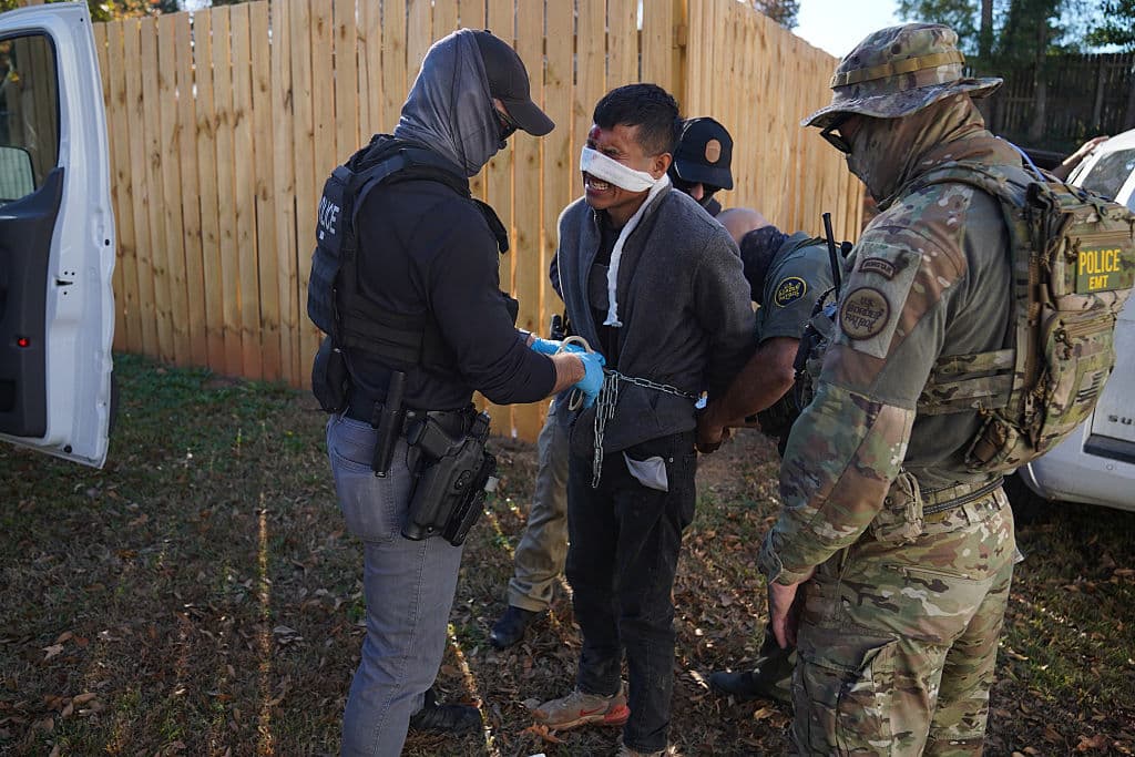 Tuvo expresiones de dolor, mientras
<b>oficiales de la Patrulla Fronteriza encapuchados lo encadenaban</b>, una medida que han dicho aplican en casos de personas arrestadas que representan un riesgo de fuga durante un traslado.