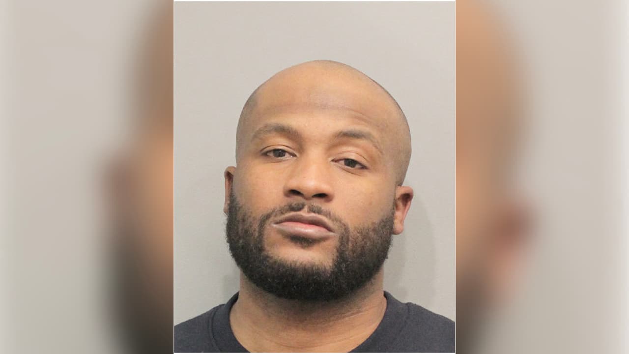 Acusan a un hombre de golpear y arrojarle cloro a su novia e hijos en Houston