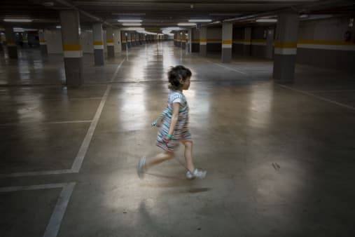 Los niños pequeños no entienden por qué está bien correr por el patio de recreo, pero no está bien hacer lo mismo en el estacionamiento del supermercado. Por lo tanto, es importante establecer reglas claras.