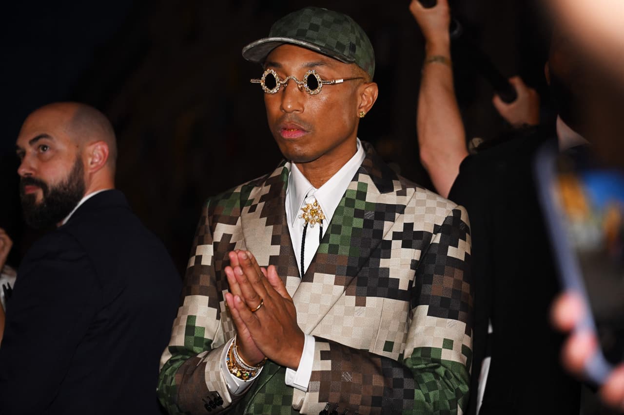 Pharrel Williams presentó ante las estrellas más importantes de la música, el deporte y el entretenimiento, su primera colección para el diseñador Louis Vuitton. Cada uno de los invitados recibió prendas de la colección para lucir durante el evento.