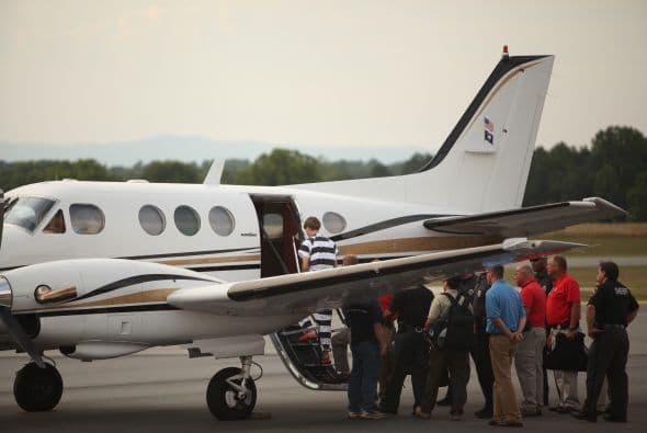 Autoridades escoltan al sospechoso Dylann Storm Roof, ya en custodia.