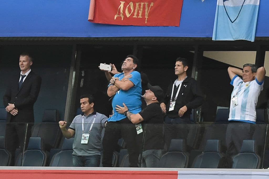 En el reciente Mundial de Rusia 2018, durante el juego de Argentina contra Nigeria,
<b>Maradona</b> dio un show desde la tribuna y también sufrió un ataque en su corazón, pero que, sin embargo, no lo privó de seguir disfrutando del juego.