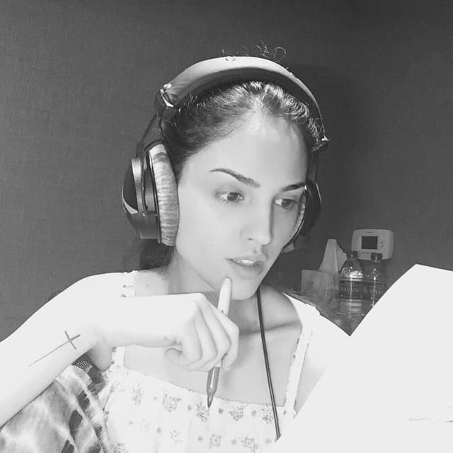 Pero de cuando en cuando Eiza decide sorprender a sus fans y no con un escote, ¡sino con su cara la natural!