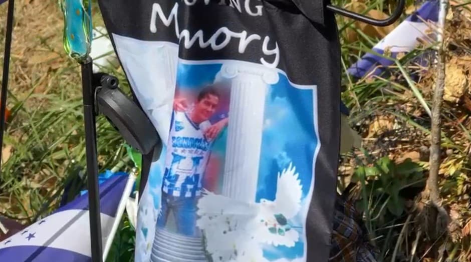 Donde fue encontrado el cuerpo sin vida, ahora quedan algunas flores, banderas y fotos.