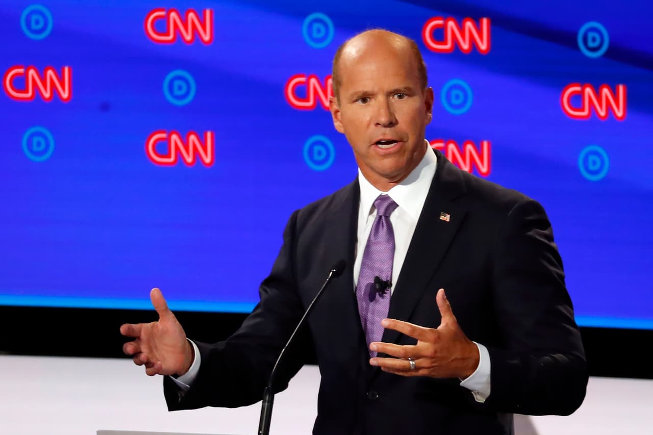 El exrepresentante 
<a href="https://www.univision.com/temas/john-delaney">John Delaney</a> cuestionó los planteamientos de Sanders y Warren sobre 'Medicare para todos'. "¿Por qué tenemos que ser tan extremistas?", cuestionó Delaney, al presentarse como el único candidato con experiencia en el "negocio de la salud". "Con todo el respeto, no creo que mis colegas entiendan el negocio", señaló.