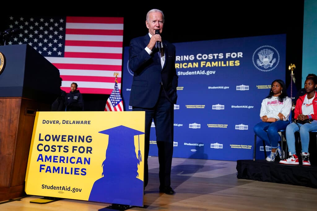 Biden extiende la suspensión del pago de deuda estudiantil mientras sigue la batalla en cortes