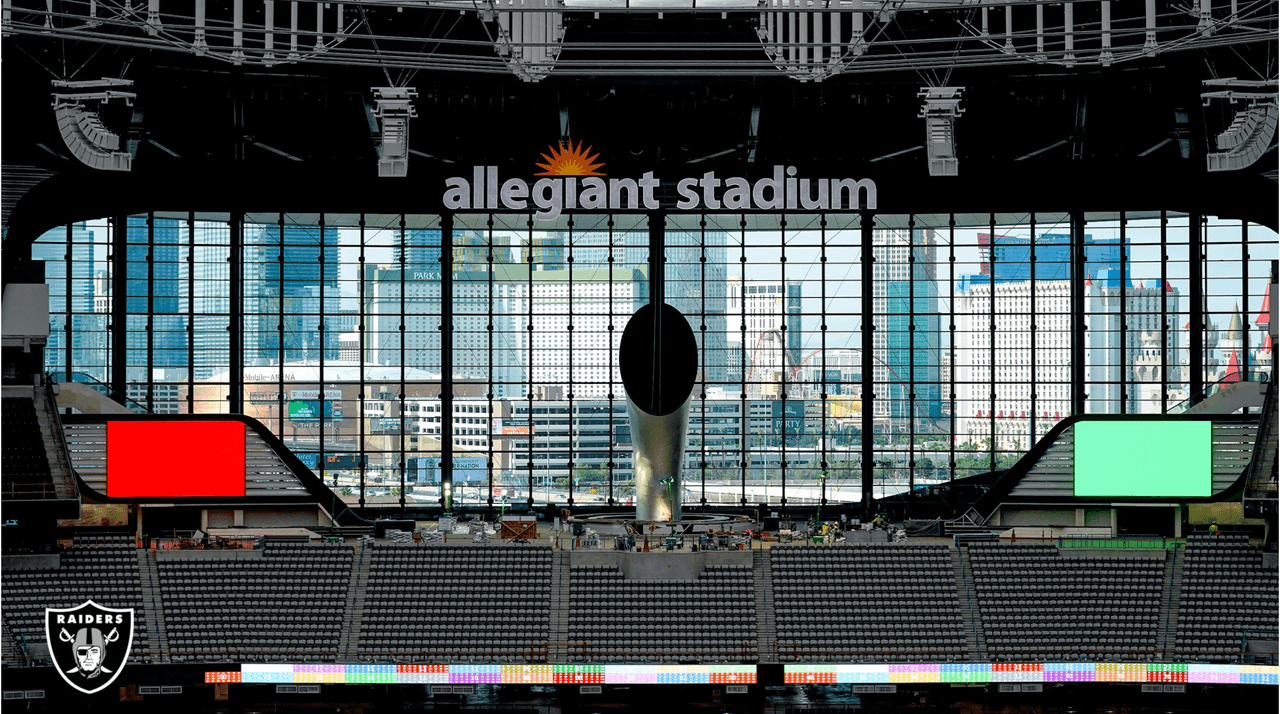 Parecido a los estadios más recientes de la NFL como el AT&T o el Lucas Oil Stadium con una vista que permite verr hacia afuera del estadio.