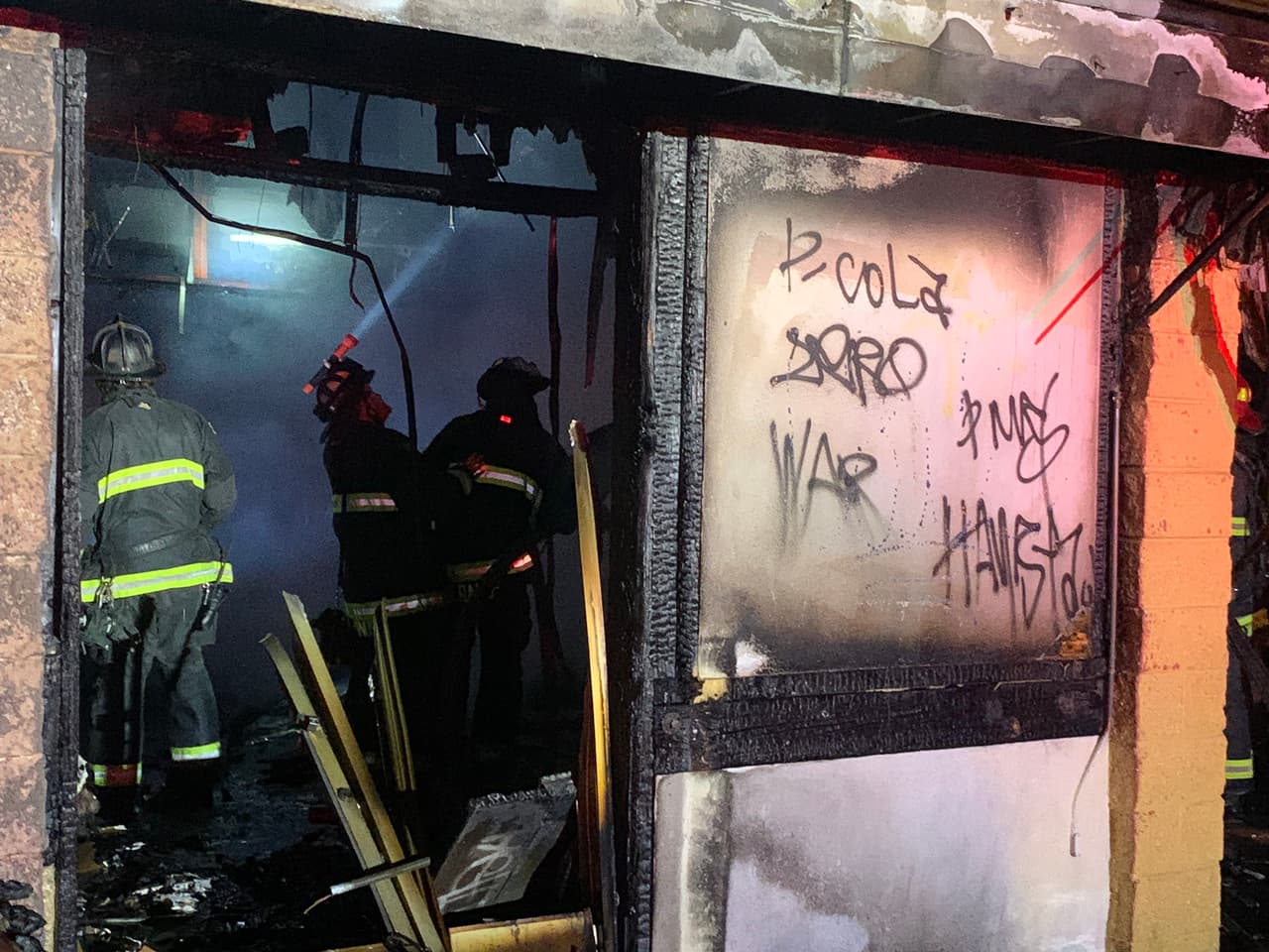 El departamento de bomberos solicitó el cierre de la salida hacia el sur de la Avenida 23 para facilitar el acceso de los equipos de emergencia al lugar del siniestro.