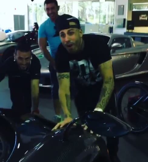 Y hasta aprovechó para buscar echarle un ojo a una de las motos que encontró por ahí, ¡ya se la quería comprar!