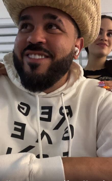 Puso las manos sobre los hombros del productor y esbozó un rostro tranquilo. 
<br>