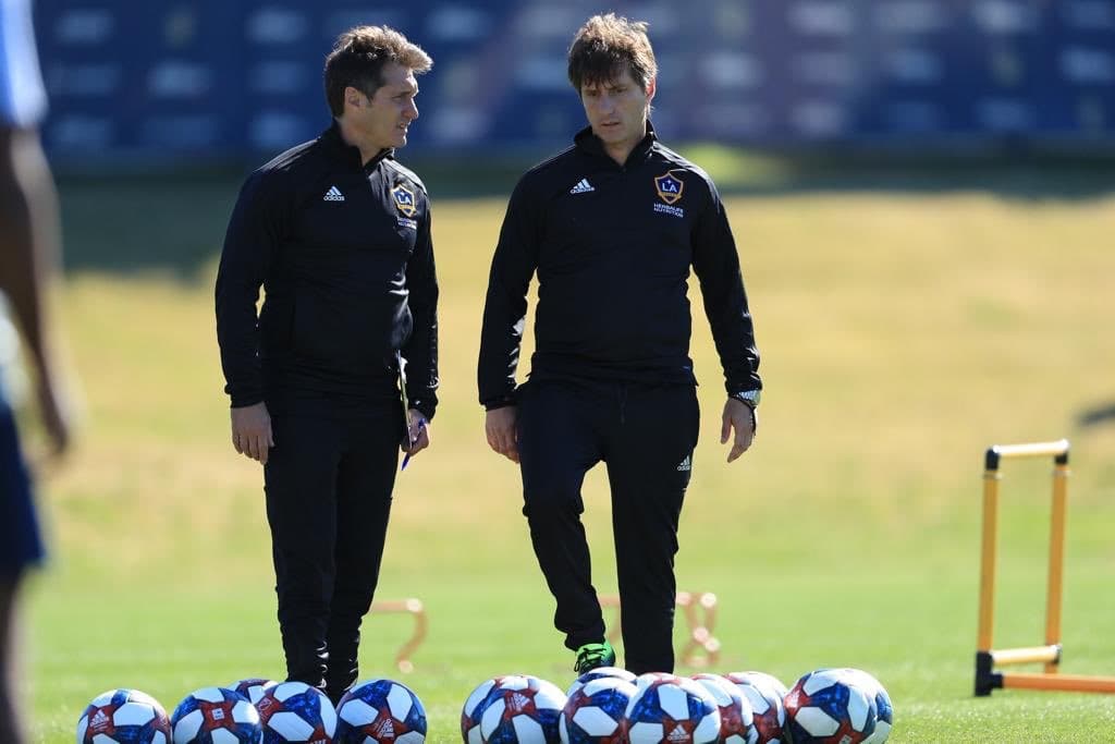 Guillermo Barros Schelotto no se desespera por la sobreabundancia de jugadores franquicia en LA Galaxy