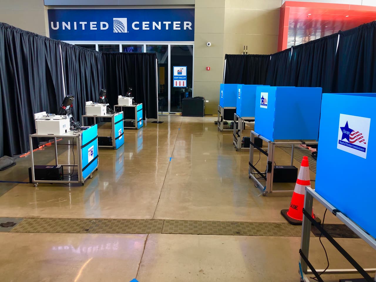 El 3 de noviembre de 2020, la Junta Electoral de Chicago utilizará el United Center, sede de los Chicago Bulls y los Chicago Blackhawks, como un Súper Sitio de Votación el Día de las Elecciones por primera vez en la historia de la arena.