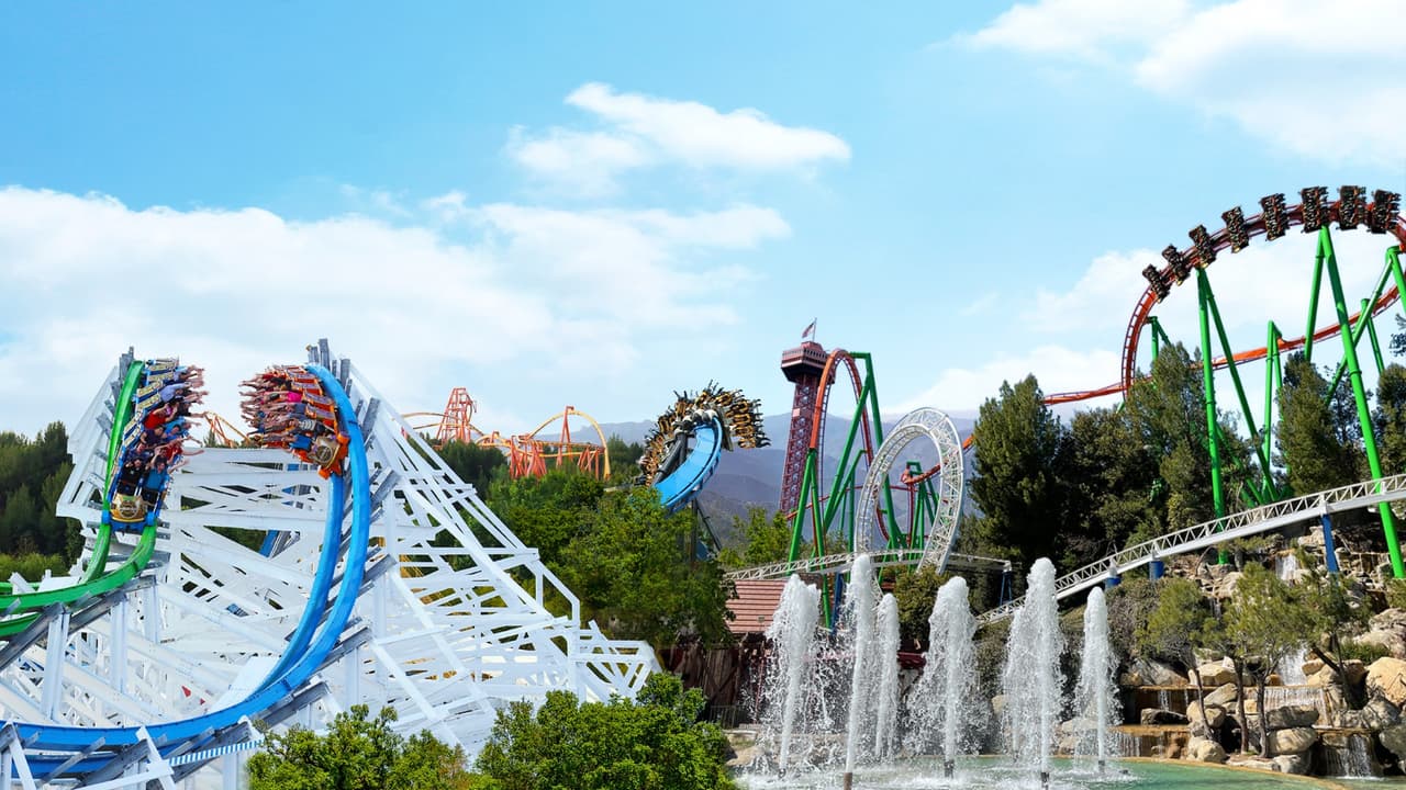 Vinculan a la montaña rusa X2 de Six Flags en California con lesiones y una muerte 