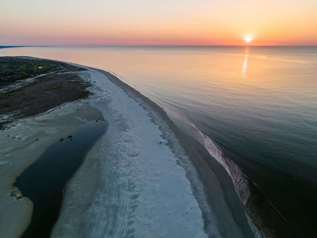 <b>East Beach</b>
<br>Sitio web: 
<a href="https://www.goldenisles.com/listing/east-beach/151/">https://www.goldenisles.com/listing/east-beach/151/</a> 
<br>
<b><a href="https://goo.gl/maps/nu8S5uLgMdYqxpr49">Cómo llegar</a> </b>
<br>
<br>Ubicada en St. Simons Island, "East Beach", se extiende a lo largo de Oceanside. Se pueden practicar actividades en la playa como relajarse en la playa hasta kiteboarding extremo. También puedes andar en bicicleta a lo largo de East Beach debido a la arena compacta.
<br>