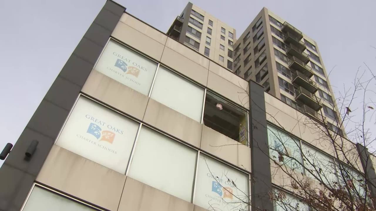 Una bala perdida rompe la ventana de una escuela en NYC, sospechoso se da a la fuga